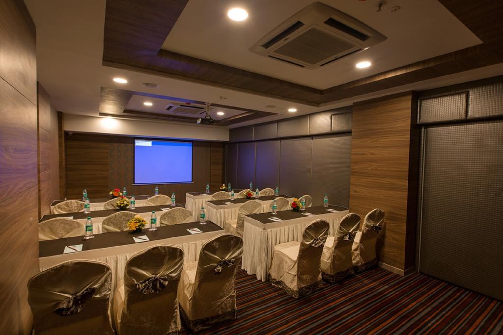 Pai Viceroy Hotel Tirupati Bagian luar foto