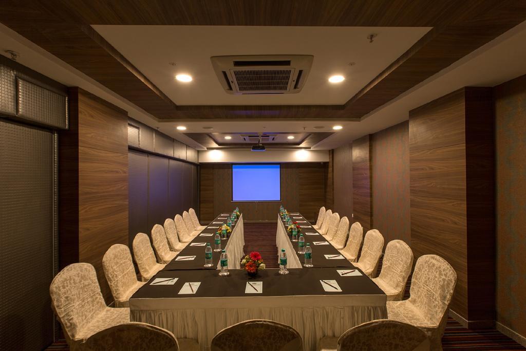 Pai Viceroy Hotel Tirupati Bagian luar foto