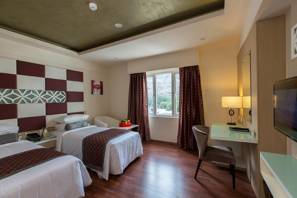 Pai Viceroy Hotel Tirupati Bagian luar foto