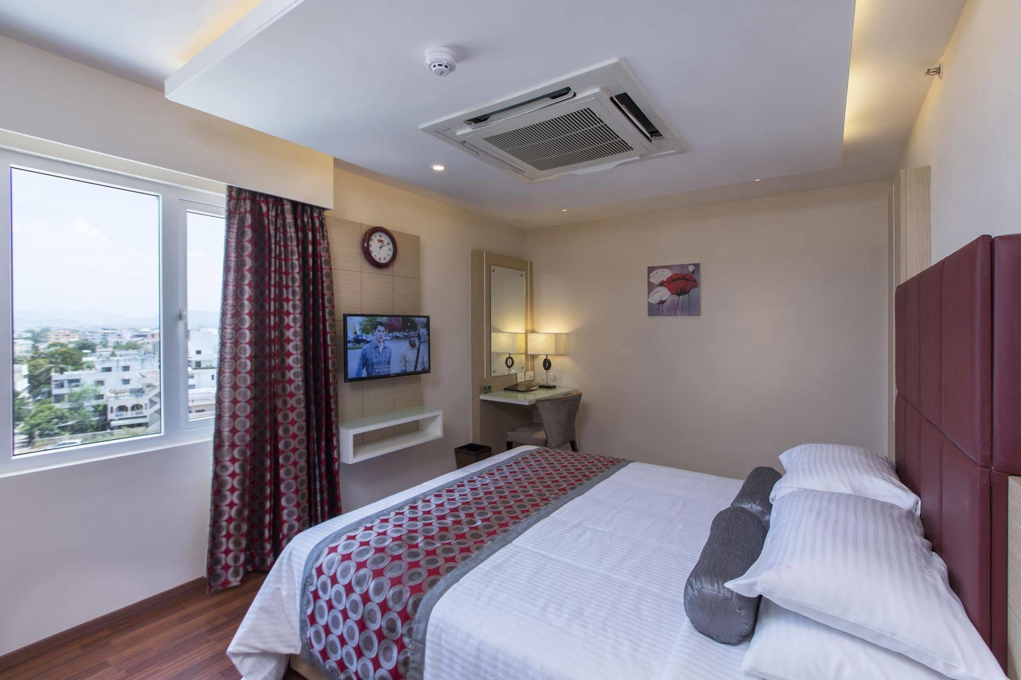 Pai Viceroy Hotel Tirupati Bagian luar foto
