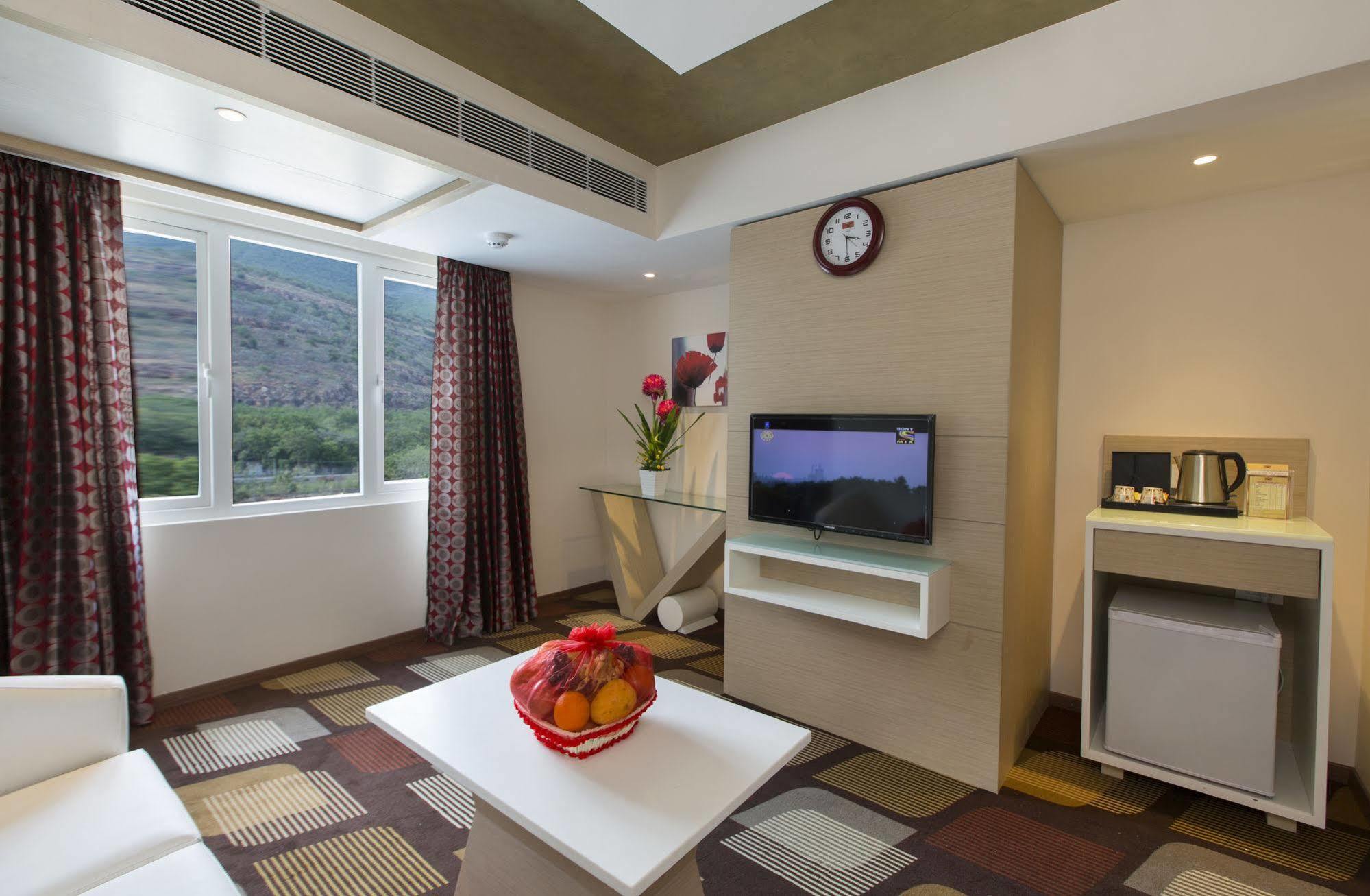 Pai Viceroy Hotel Tirupati Bagian luar foto