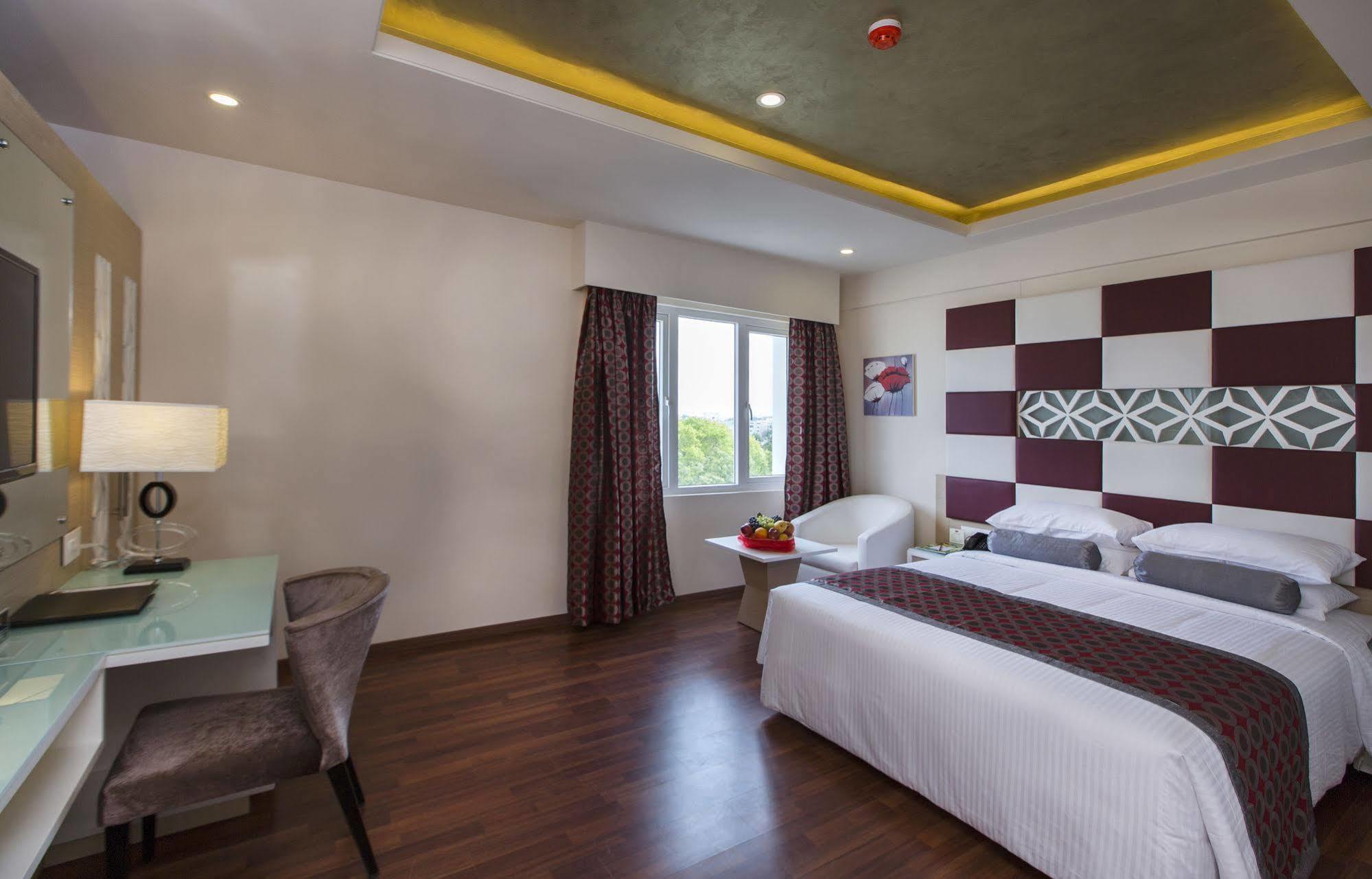 Pai Viceroy Hotel Tirupati Bagian luar foto