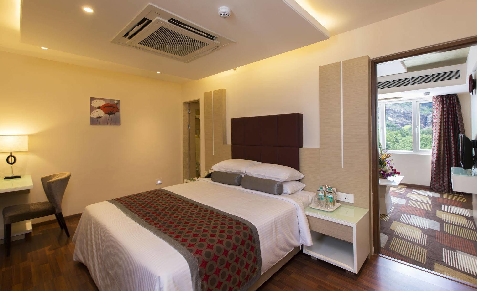 Pai Viceroy Hotel Tirupati Bagian luar foto