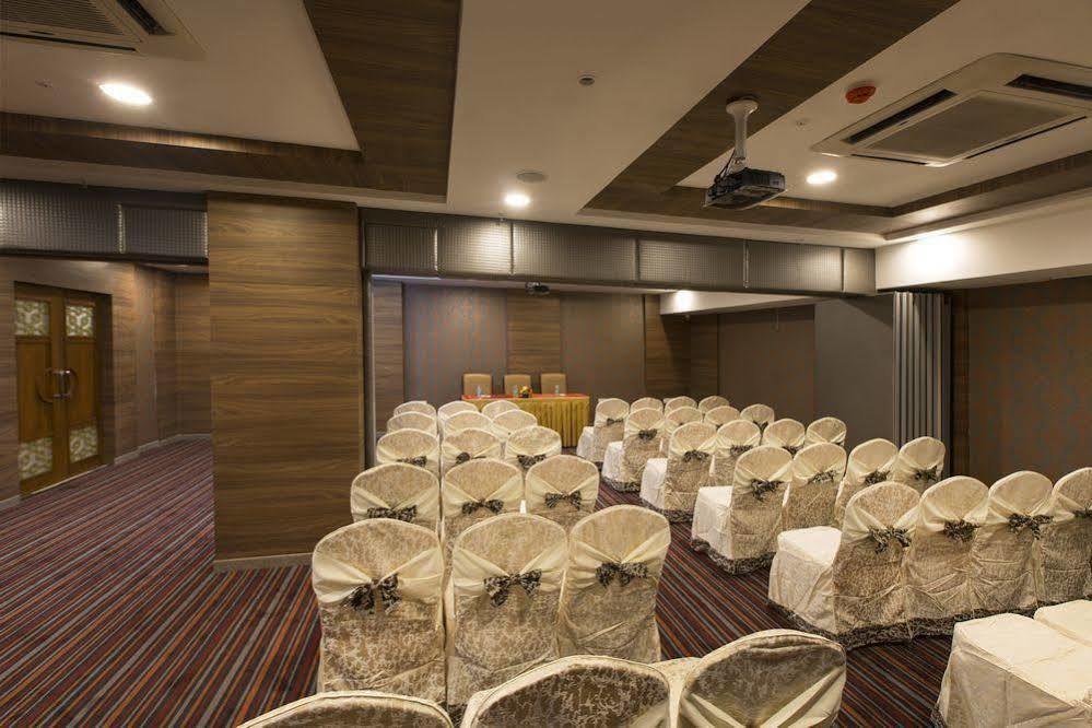 Pai Viceroy Hotel Tirupati Bagian luar foto