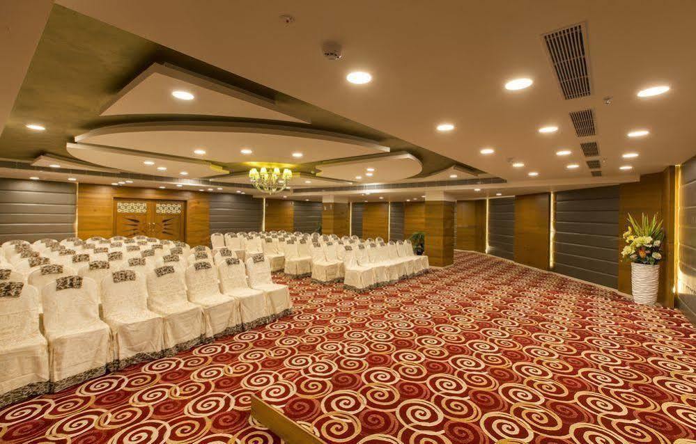 Pai Viceroy Hotel Tirupati Bagian luar foto