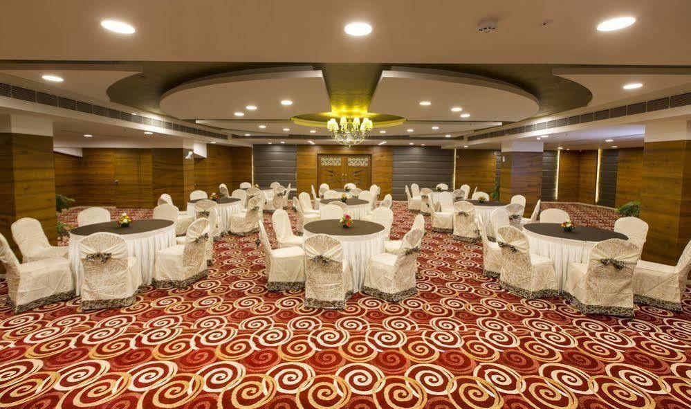 Pai Viceroy Hotel Tirupati Bagian luar foto